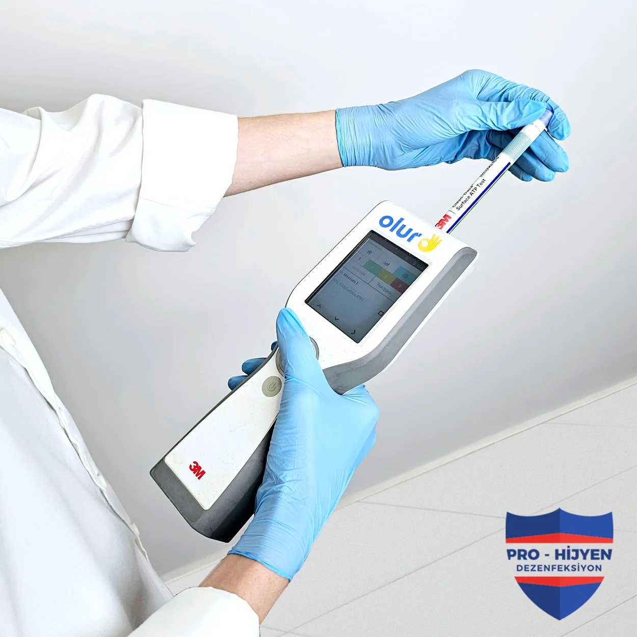 Temizlik görevlisi, 3M luminometre ile ofiste temizlik ölçümü yapıyor