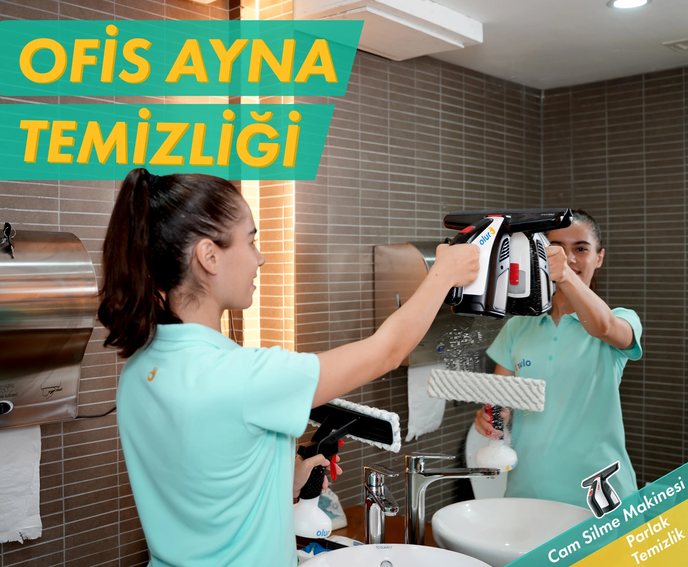 Temizlikçi, cam silme makinesi ve mikrofiber bezli sprey şişesi ile ofis tuvaletinde ayna temizliyor