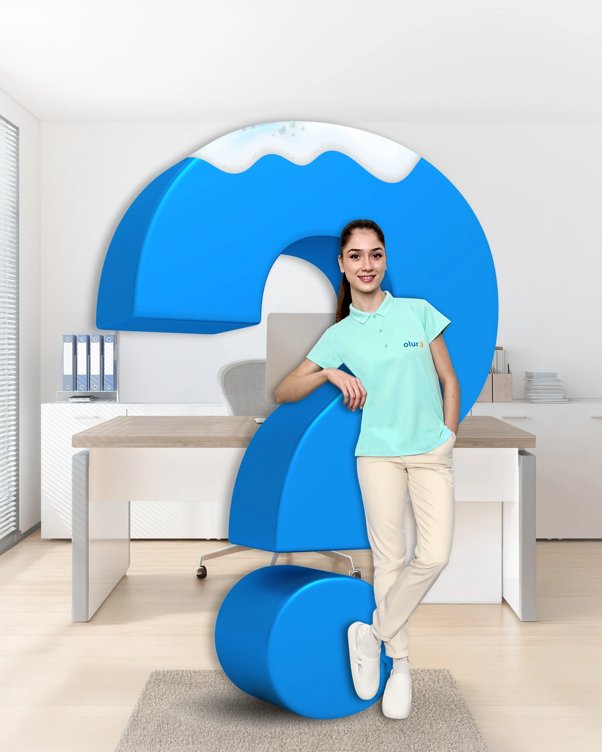 Ofis temizliği çalışanı, ofiste soru işaretine yaslanıyor