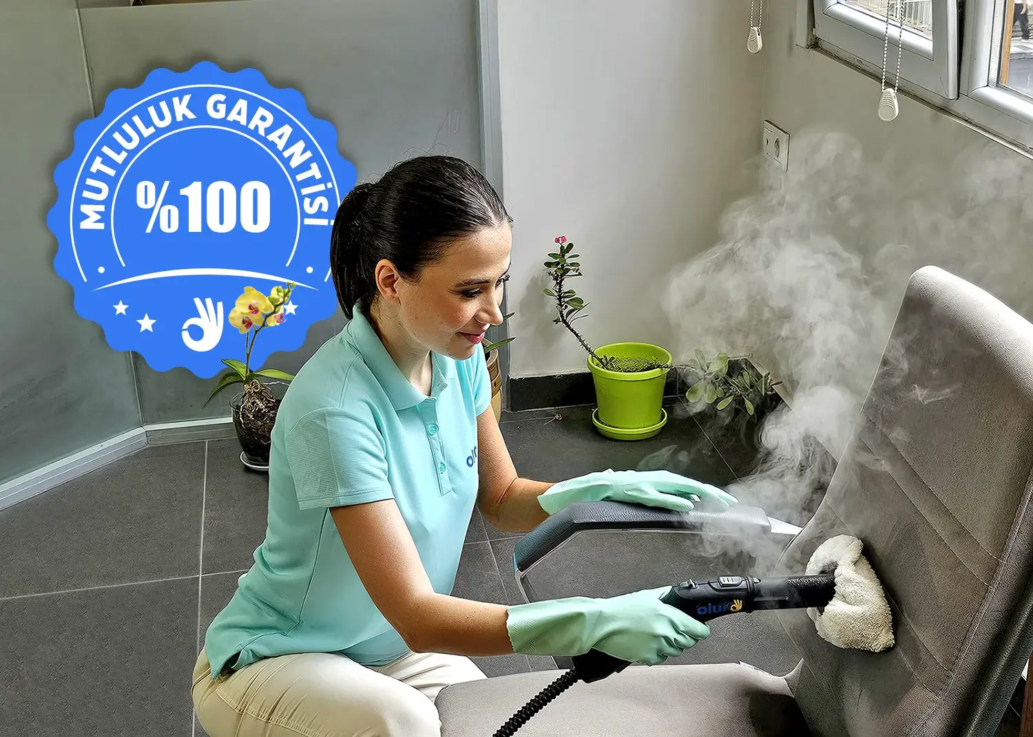 Ofiste deri koltuk temizliği yapan temizlikçi ve mutluluk garantisi rozeti