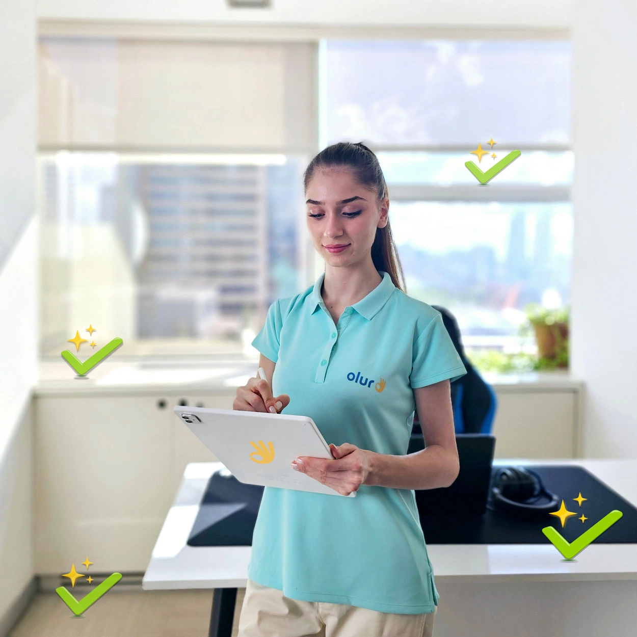 Kadın temizlikçi, profesyonel ofis temizliği için tablet ile kalite kontrolü yapıyor